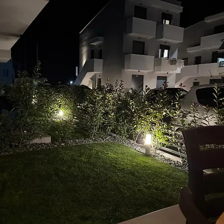 Azure Sirines Garden דירה