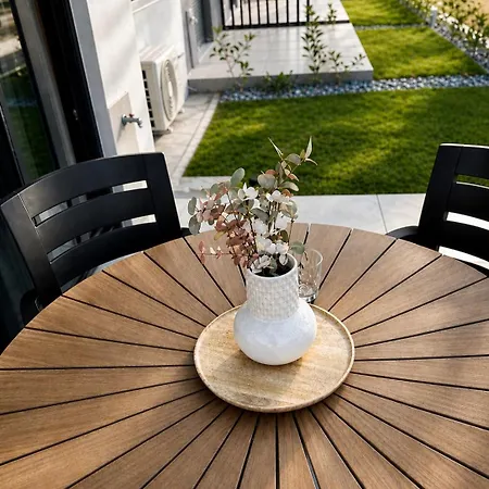 Azure Sirines Garden דירה *