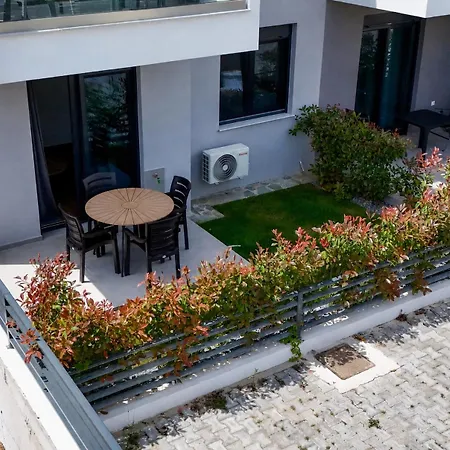 Azure Sirines Garden דירה