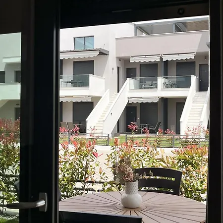 Azure Sirines Garden דירה